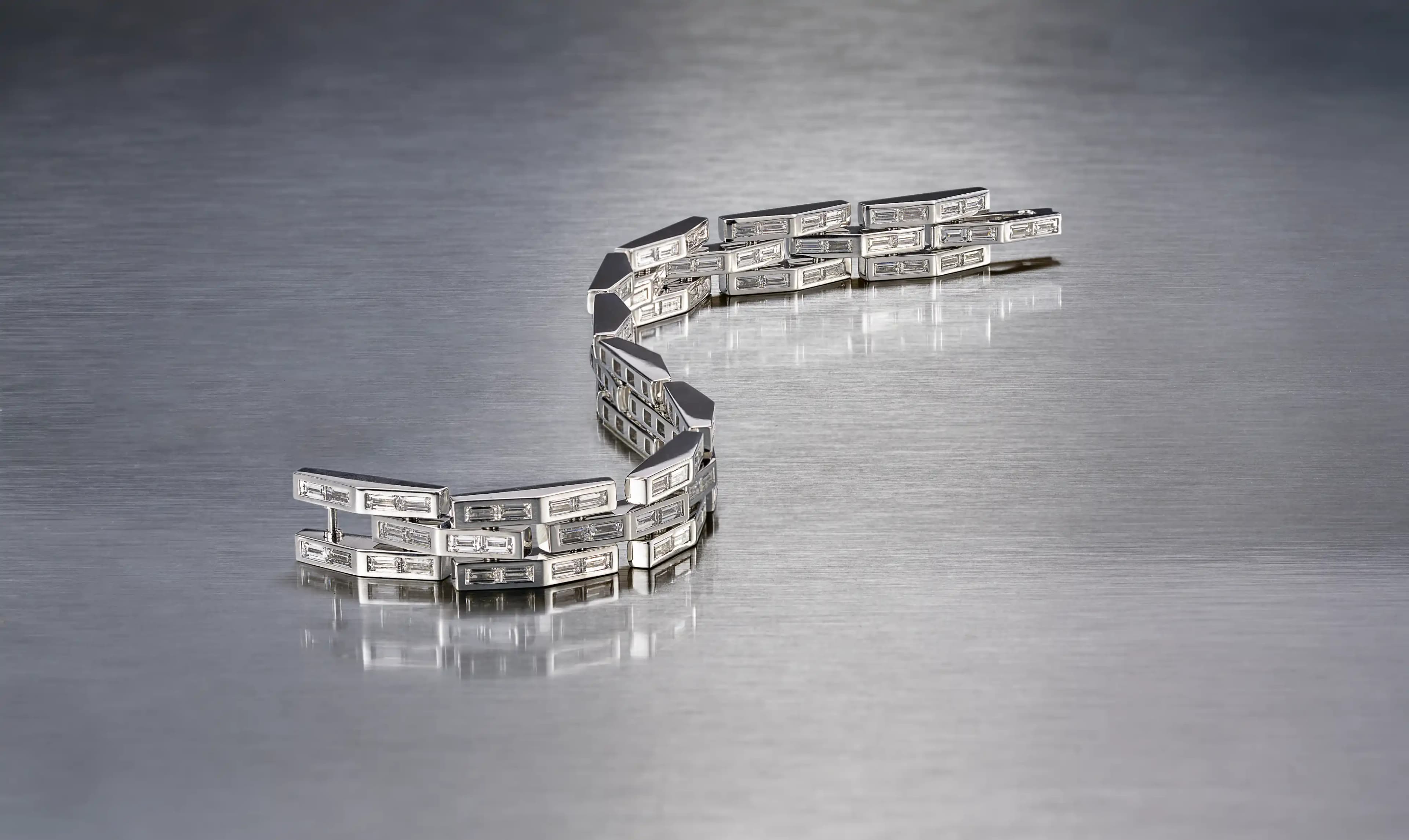Krieger Schmuck auf gebuerstetem Metall